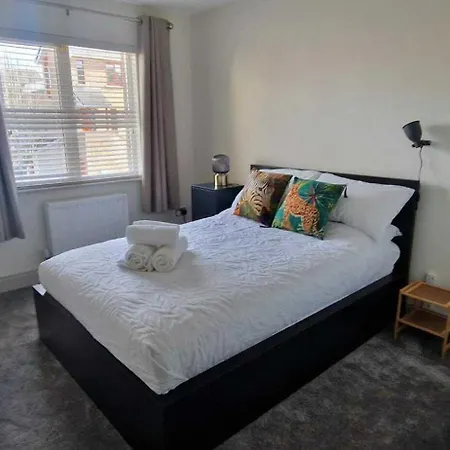 Refurbed Modern & Stylish 3bd - Garden Pets Ok 펜션