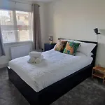 Refurbed Modern & Stylish 3bd - Garden Pets Ok Feriehus
