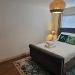Refurbed Modern & Stylish 3bd - Garden Pets Ok *