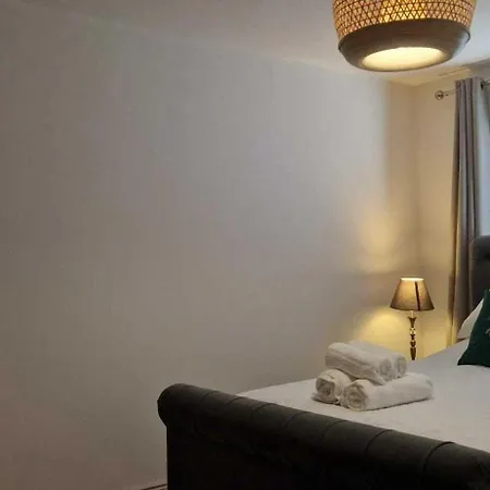 Refurbed Modern & Stylish 3bd - Garden Pets Ok Holiday home Dublin