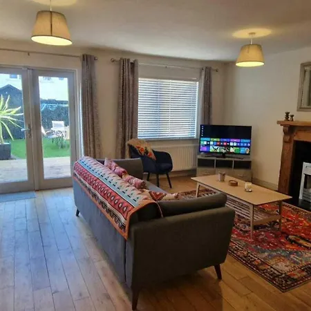 Refurbed Modern & Stylish 3bd - Garden Pets Ok Holiday home Dublin