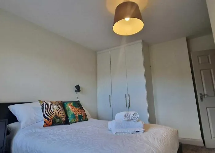 Refurbed Modern & Stylish 3bd - Garden Pets Ok *