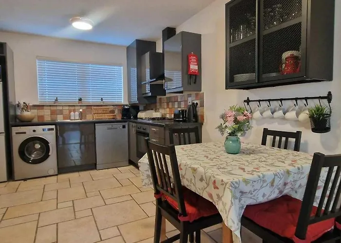 Refurbed Modern & Stylish 3bd - Garden Pets Ok