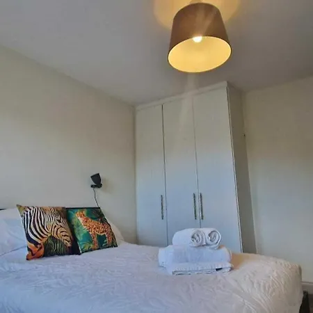 Refurbed Modern & Stylish 3bd - Garden Pets Ok *