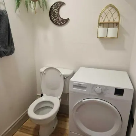 Refurbed Modern & Stylish 3bd - Garden Pets Ok *