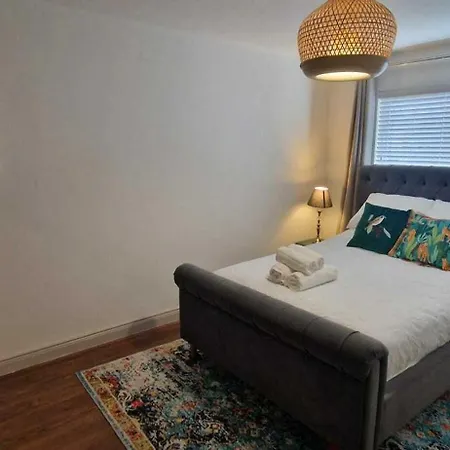 Refurbed Modern & Stylish 3bd - Garden Pets Ok *