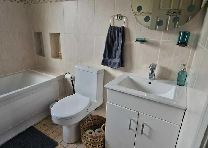 Refurbed Modern & Stylish 3bd - Garden Pets Ok *