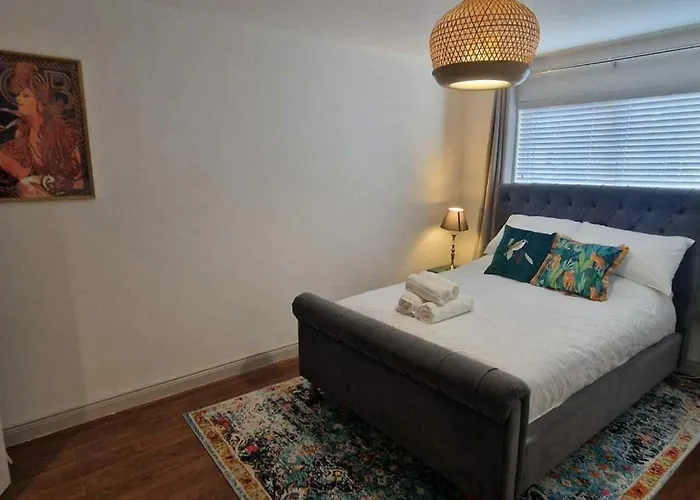 Refurbed Modern & Stylish 3bd - Garden Pets Ok *